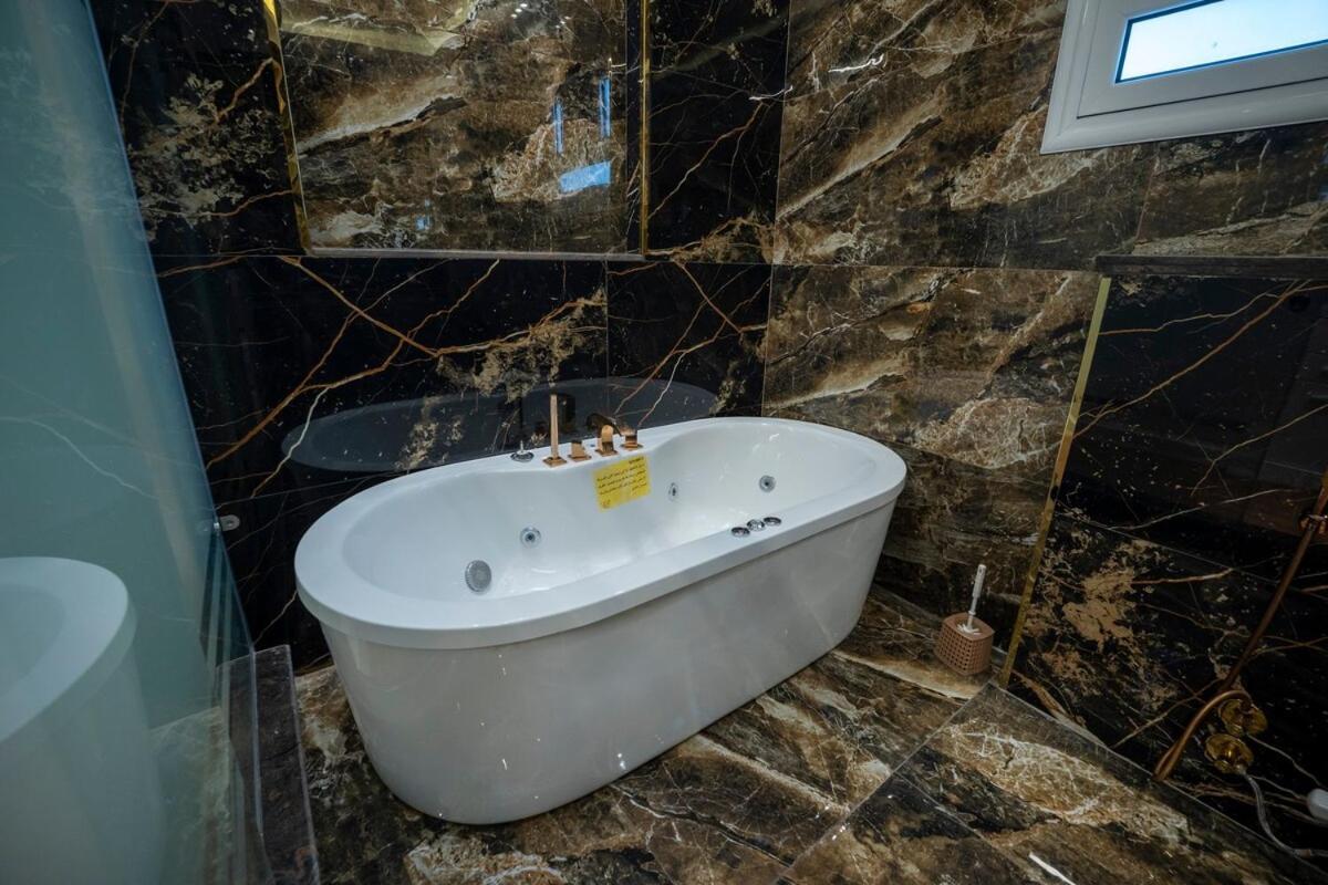 Luxury With Stunning View Apartment