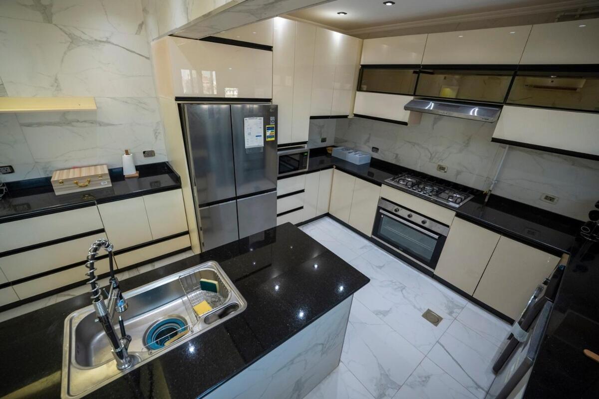 Luxury With Stunning View Apartment