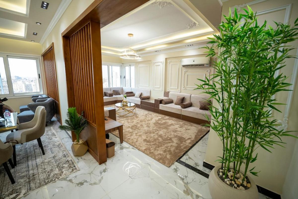 Luxury With Stunning View Apartment *
